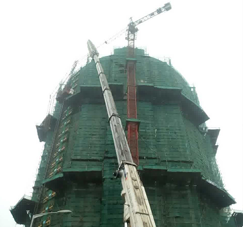 东昌府吊车在工地上作业